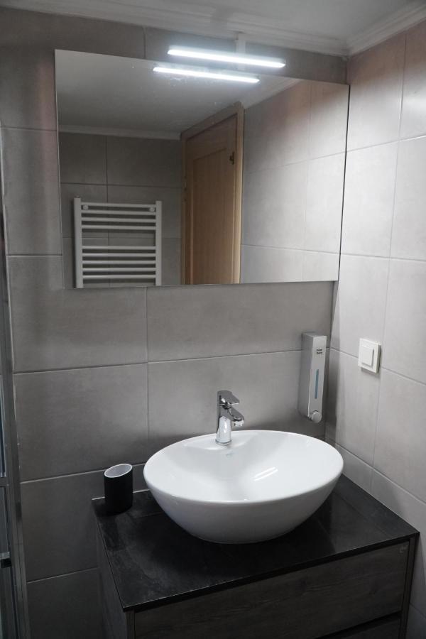 Modern Apartment In Οld Τown Солун Екстериор снимка